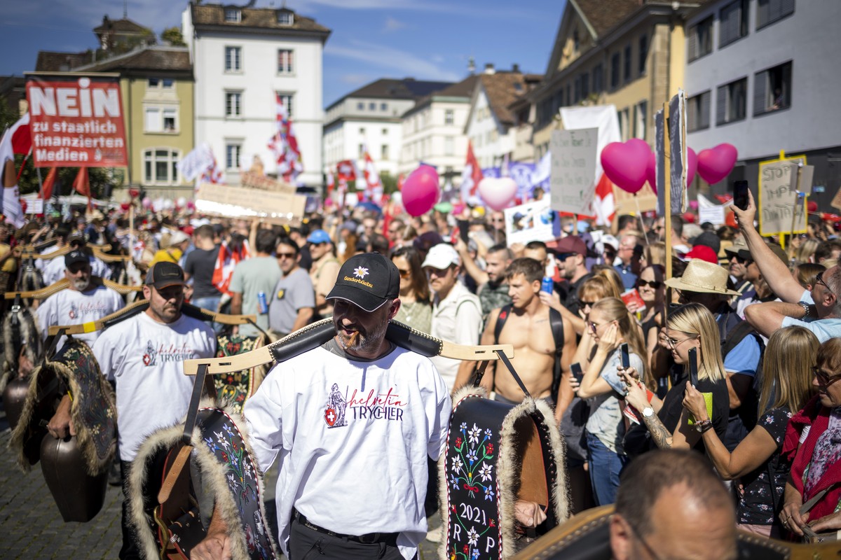 Demonstranten und sogenannte "Freiheitstrychler" mit Shirts mit der Aufschrift "Helvetia Trychler" bei einer Kundgebung gegen die Massnahmen zur Eindaemmung des Coronavirus auf dem ...