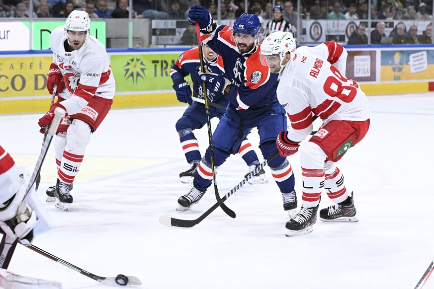 Schuss vom Zuercher Denis Hollenstein, Mitte, im Eishockey Meisterschaftsspiel der National League zwischen den ZSC Lions und dem Lausanne HC in der Swiss Life Arena in Zuerich am Sonntag, 30. Oktober ...