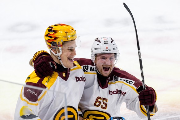 PostFinance Top Scorer Jesse Puljujaervi (GSHC), links, und Sakari Manninen (GSHC) bejubeln das Tor zum 1:3 im Spiel der Eishockey National League zwischen den SCL Tigers, SCL, und Geneve-Servette HC, ...