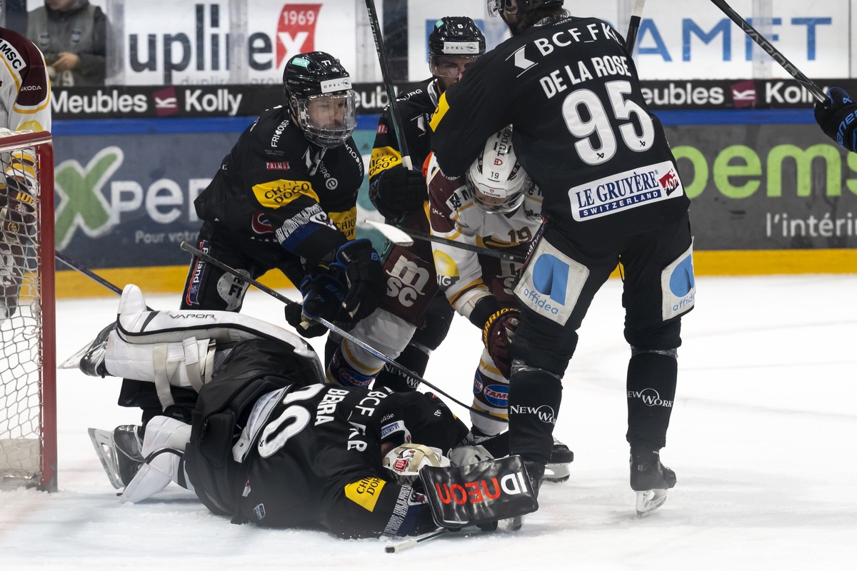 Josh Jooris (GSHC), Mitte, kaempft gegen Torhueter Reto Berra (HCFG), unten, und mit Maximilian Streule (HCFG), Simon Seiler (HCFG), und Jacob De la Rose (HCFG), von links, im dritten Playoff-Halbfina ...