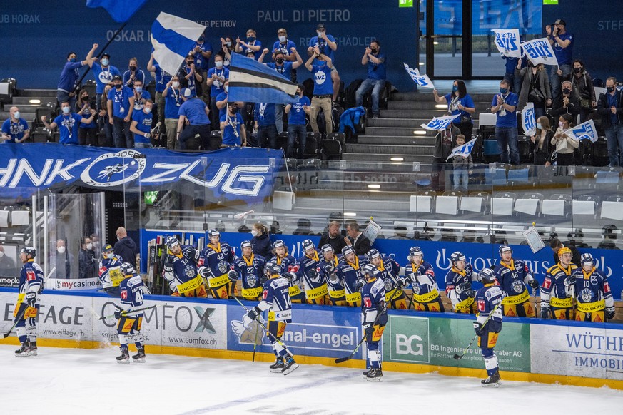 Die Zuger feiern das 2:0 beim Spiel 1 des Playoff 1/2 Finalspiel der Eishockey Meisterschaftsspiel der National League zwischen dem EV Zug und den SC Rapperswil Jona Lakers vom Sonntag, 25. April 2021 ...