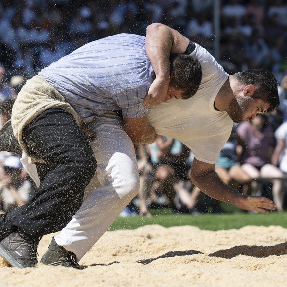 Werner Schlegel, links, gewinnt gegen Jeremy Vollenweider im fuenften Gang am Nordostschweizerischen Schwingfest NOS, am Sonntag, 29. Juni 2025, in St. Gallen. (KEYSTONE/Gian Ehrenzeller)