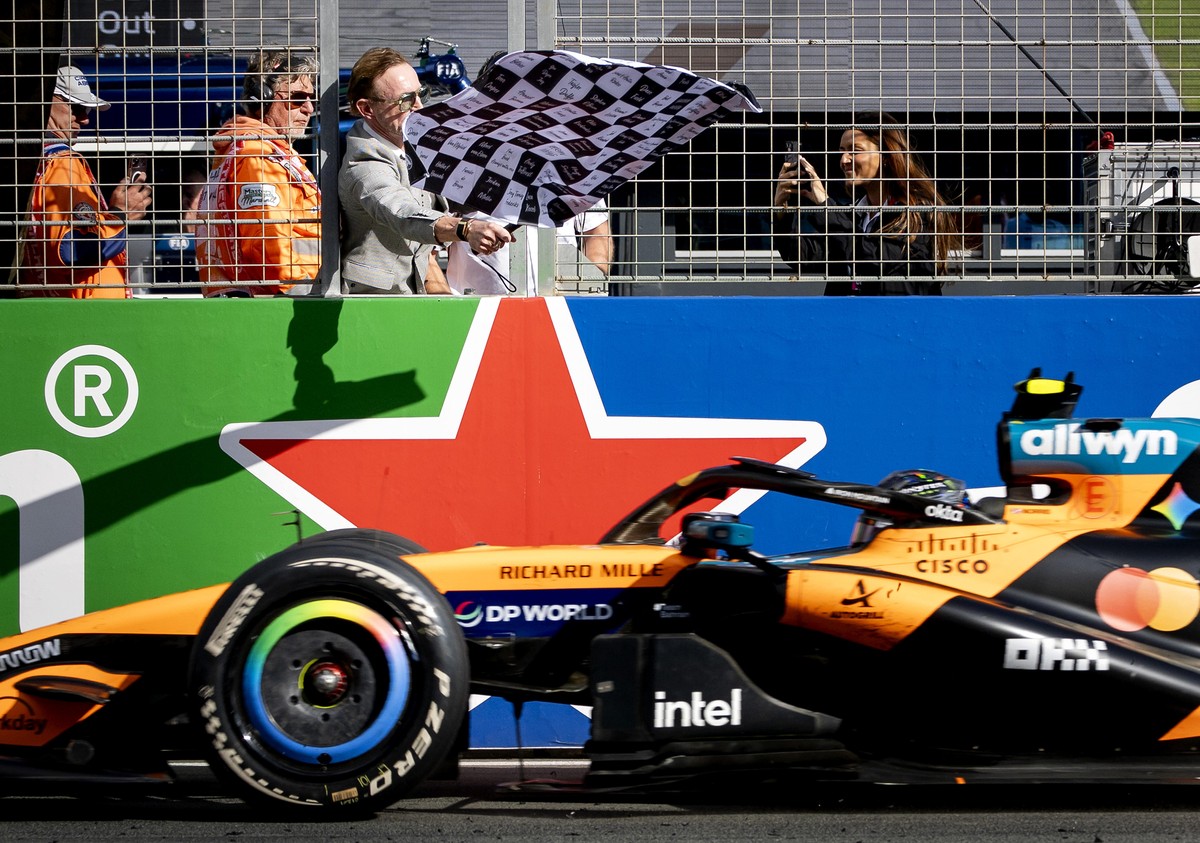 epa13186807 First placed McLaren driver Lando Norris of Britain passes Dutch Prince Bernhard waving a flag during the Formula 1 Dutch Grand Prix at the Circuit Zandvoort racetrack in Zandvoort, Nether ...