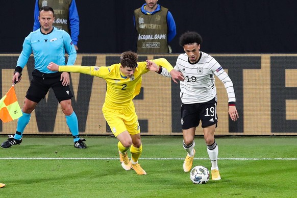 Eduard Sobol l.,Ukraine,2 ist wie jetzt bekannt wurde am Wochenende positiv auf Corona getestet wurden, hier im Zweikampf gegen Leroy Sane Deutschland,19 - Nations League Deutschland vs. Ukraine in de ...