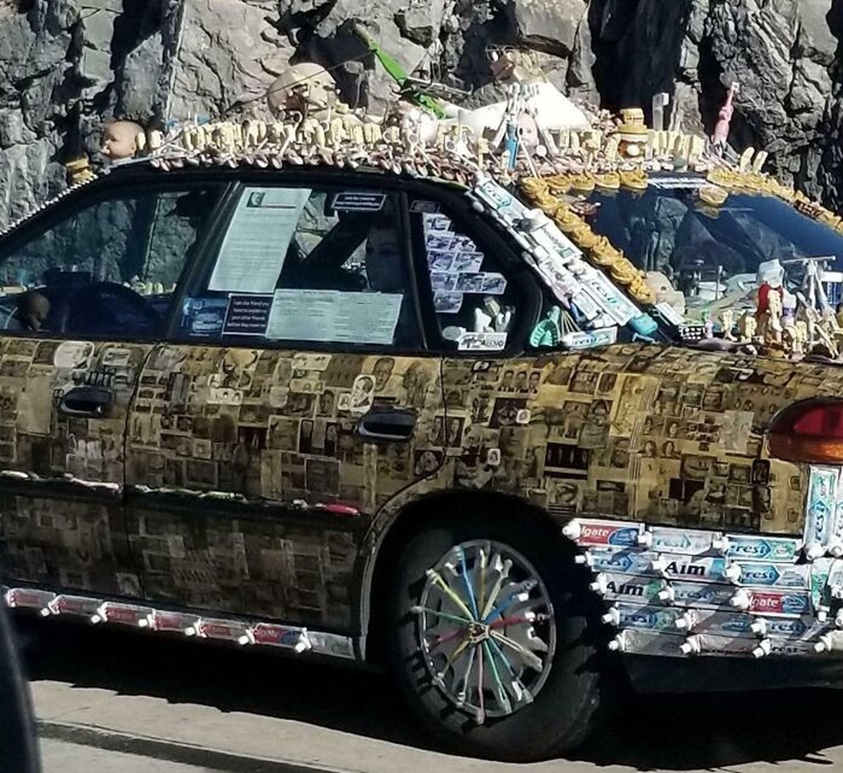 Zahnpasta-Auto
https://www.reddit.com/r/mildlyinteresting/comments/1jfau6z/car_covered_in_dental_implements_toothpaste_teeth/