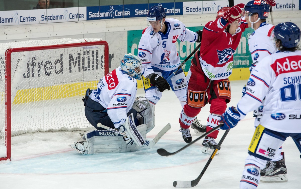 Rappperswil-Jona, 15.09.2015, Eishockey NLB - Rapperswil-Jona Lakers - GCK Lions, Niklas Schlegel (GCK) laesst den Schuss von Roman Schlagenhauf (nicht auf dem Bild) zum 1:1 durch (Gonzalo Garcia/EQ I ...