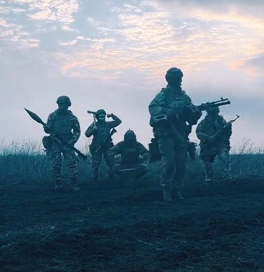 Ukrainische Soldaten spielen mit Waffen-Luftgitarre zum Nirvana-Hit «Smells LikeTeen Spirit».