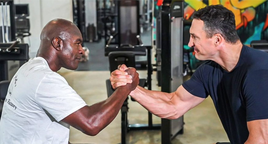 Evander Holyfield (l.) mit Wladimir Klitschko im Kraftraum.