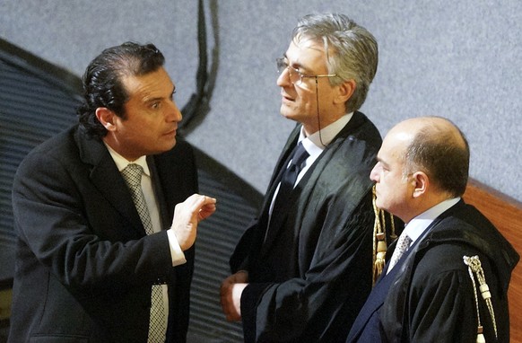 Francesco Schettino (links) spricht mit seinem Anwalt Donato Laino (rechts).
