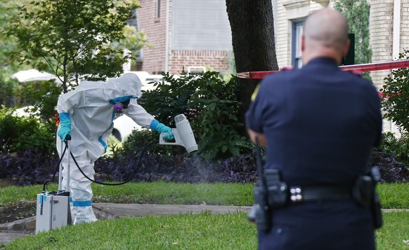 Der Zugang zum Haus, wo die Infizierte unter Quarantäne steht, wird gereinigt.