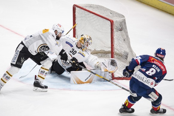 Zuercher Kevin Klein, rechts, trifft zum 1:0 Tor gegen Luganos Goalie Elvis Merzlikins im zweiten Eishockey Playoff-Finalspiel der National League zwischen den ZSC Lions und dem HC Lugano am Samstag,  ...