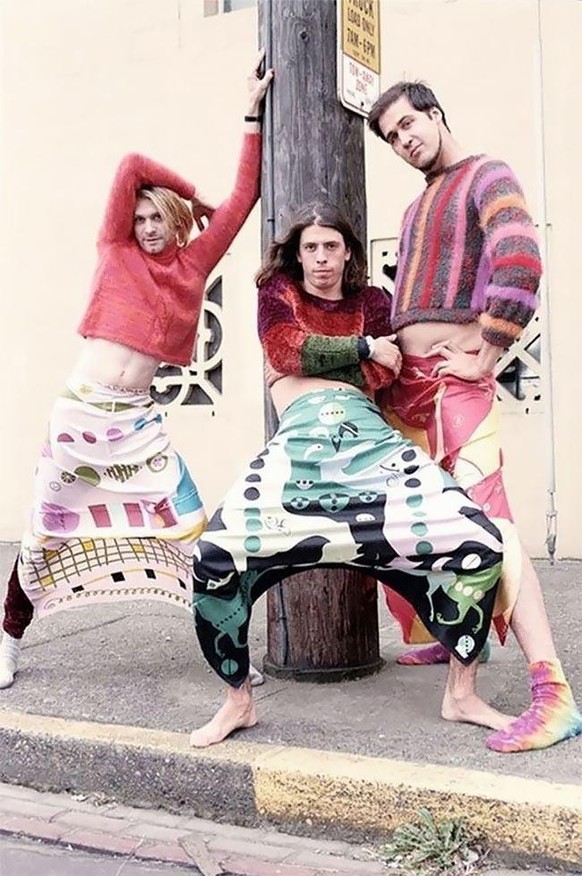 nirvana in frauenkleider für mademoiselle magazine 1993 https://vintagenewsdaily.com/that-time-when-nirvana-dressed-up-in-woman-clothes-for-mademoiselle-magazine-1993/