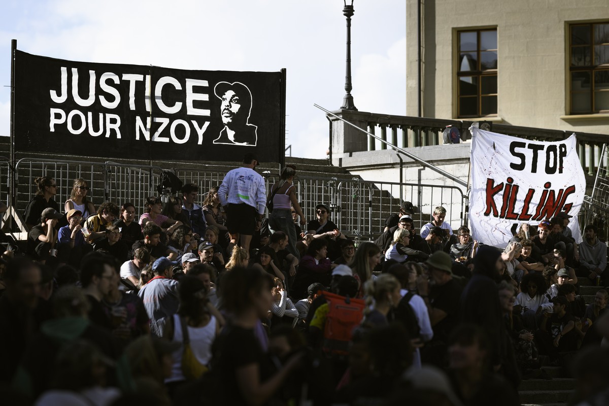 KEYPIX - Un rassemblement pour honorer la memoire de Roger Nzoy Wilhelm et se mobiliser contre les violences policieres racistes photographie, ce samedi 30 aout 2025 a Lausanne. Roger Nzoy Wilhelm a e ...