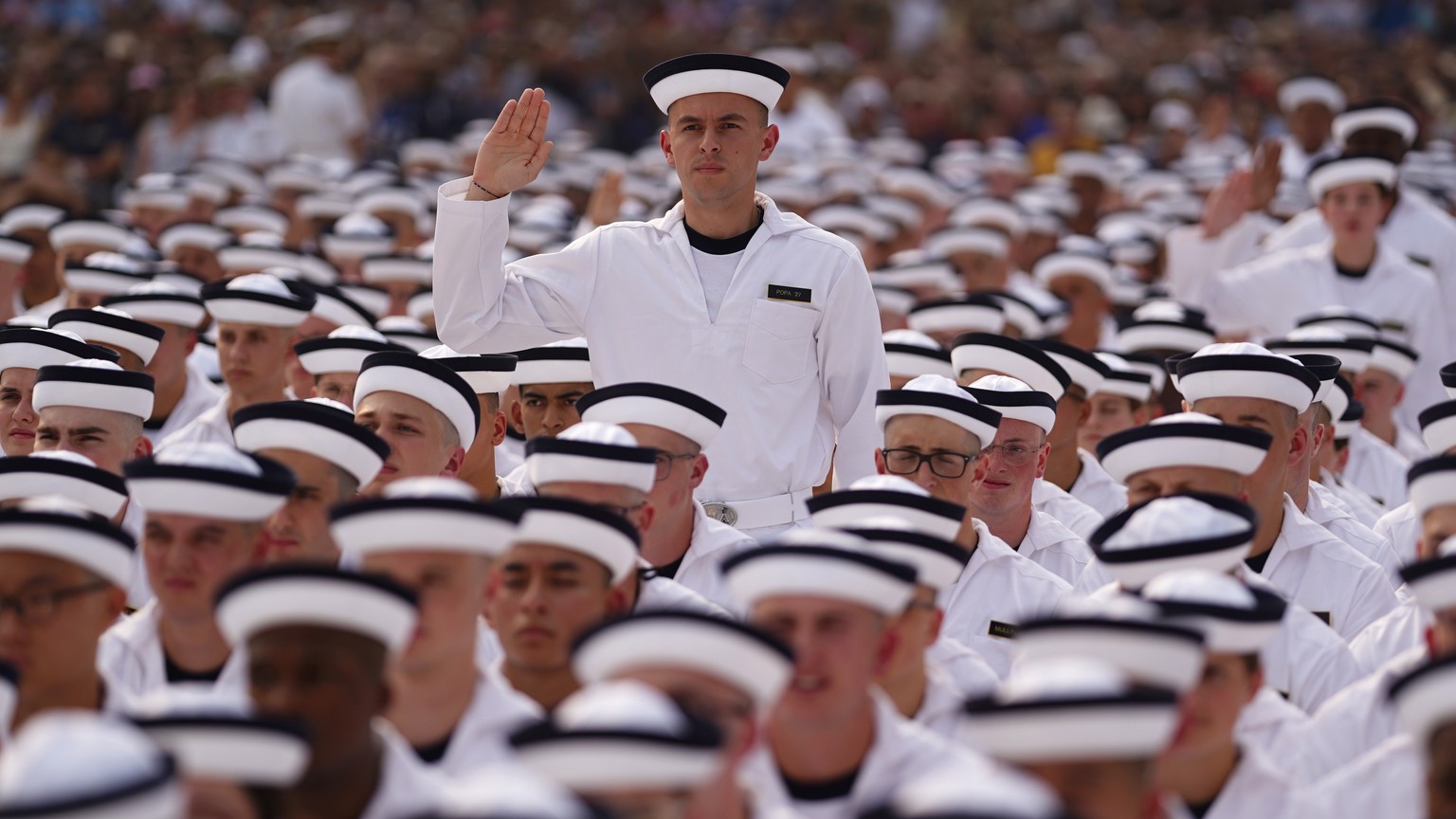 epaselect epa10718344 Incoming United States Naval Academy plebes recite the Oath of Office during a ceremony concluding their Induction day at the United States Naval Academy in Annapolis, Maryland,  ...