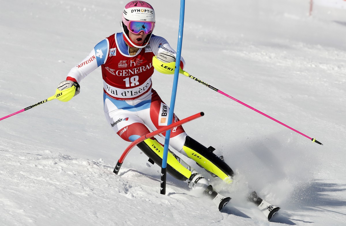 epa09637792 Tanguy Nef of Switzerland in action during the Men's Slalom race at the FIS Alpine Skiing World Cup in Val d'Isere, France, 12 December 2021. EPA/SEBASTIEN NOGIER