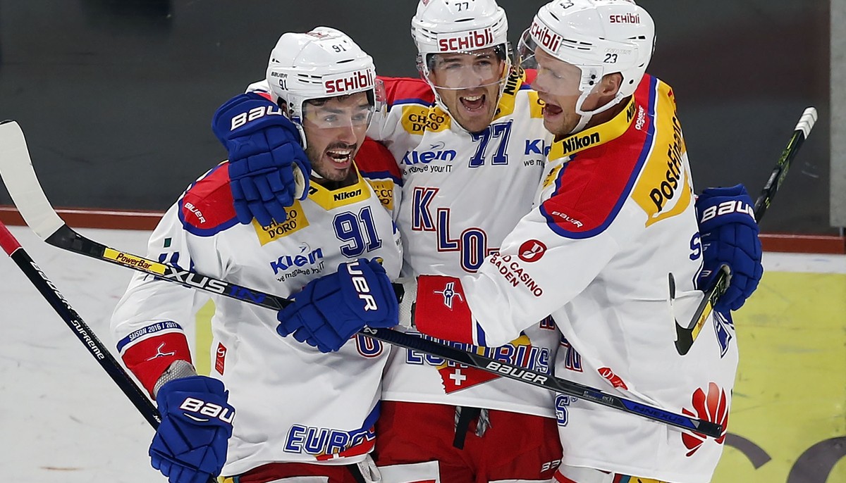 EHC Kloten Verteidiger Bobby Sanguinetti, Mitte, feiert seinen Treffer zum 0-1 mit seinen Teamkollegen Denis Hollenstein, links, und Tommi Santala, rechts, waehrend dem Eishockey-Meisterschaftsspiel d ...