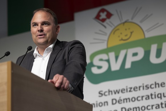 Marcel Dettling, Parteipraesident SVP, spricht beim Sonderparteitag der SVP, am Samstag, 25. Mai 2024 in Basel. (KEYSTONE/Peter Klaunzer)
