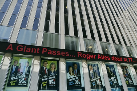 A news ticker on the News Corporation building announces the death of former Fox News Chairman and CEO Roger Ailes, Thursday, May 18, 2017, in New York. (AP Photo/Mark Lennihan)