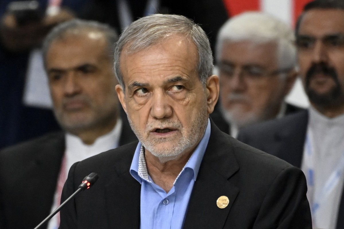 epa11676994 Iran's President Masoud Pezeshkian attends the extended format meeting of the BRICS summit in Kazan, Russia, 23 October 2024. The BRICS summit takes place from 22 to 24 October. EPA/A ...