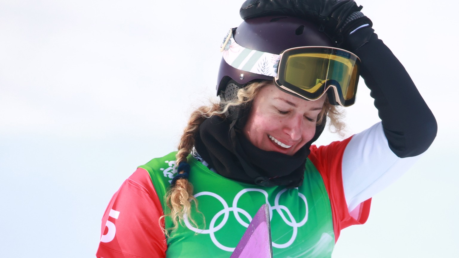 epa09740355 Lindsey Jacobellis of the US celebrates after winning the Women&#039;s Snowboard Cross final at the Zhangjiakou Genting Snow Park at the Beijing 2022 Olympic Games, Zhangjiakou, China, 09  ...