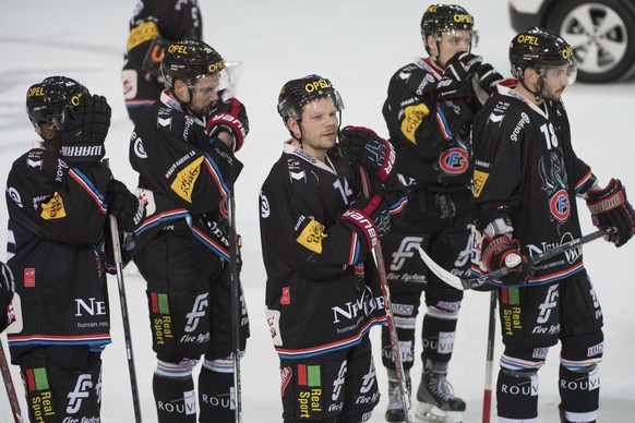 Fribourgs Spieler mit Ralph Stalder, Mitte,reagieren enttaeuscht nach der Niederlage im Eishockeyspiel der National League A, zwischen dem HC Fribourg-Gotteron und dem EV Zug, am Samstag 10. Dezember  ...