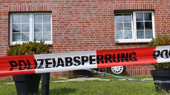 17.05.2021, Niedersachsen, Bispingen: Ein Absperrband der Polizei h