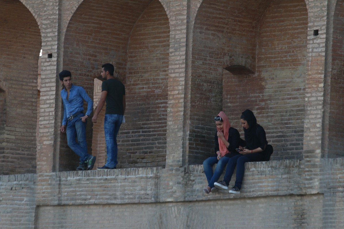 Annäherungsversuch auf einer Brücke bei Isfahan, Iran.