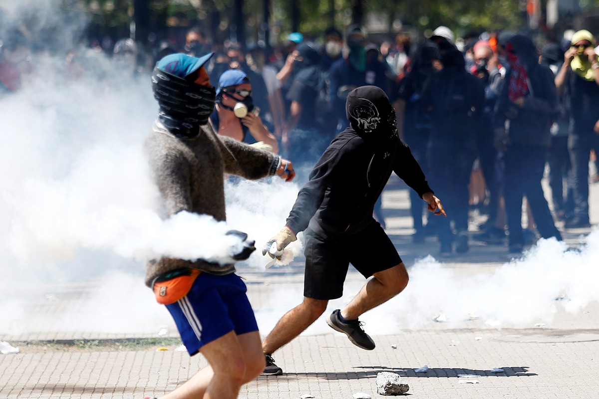 epa07939401 Demonstrators participate in a new day of mass protests at Plaza Italia, in Santiago, Chile, 21 October 2019. An unrest, sparked by a hike in metro fares, quickly morphed into a wider prot ...