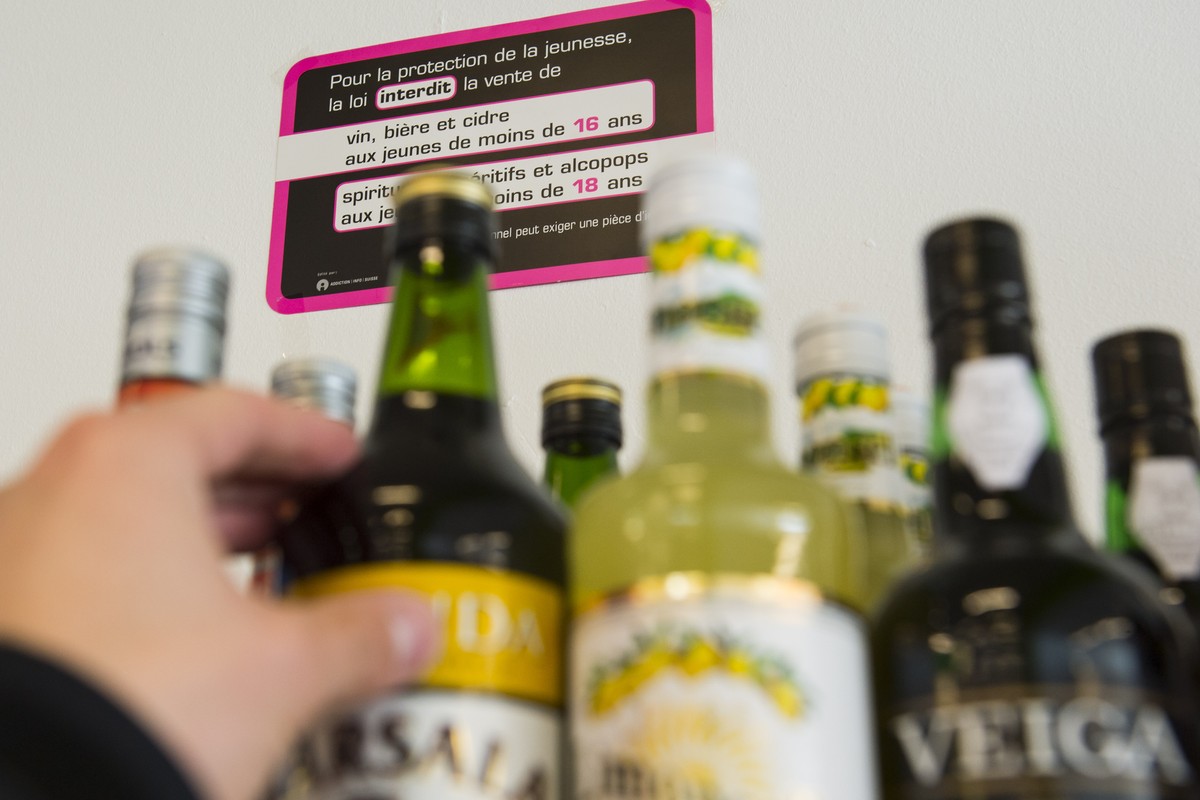 Le rayon d'alcool d'un magasin est photographier avec un panneau interdisant la vente d'alcools aux jeunes ce mardi 7 janvier 2014 a Lausanne. Le le Conseil d'Etat vaudois propose  ...