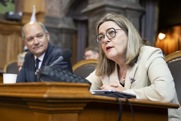Staenderaetin Heidi Z&#039;graggen, Mitte-UR, rechts, spricht neben Staenderat Daniel Faessler, Mitte-AI, links, waehrend der Sommersession der Eidgenoessischen Raete, am Mittwoch, 18. Juni 2025 im St ...