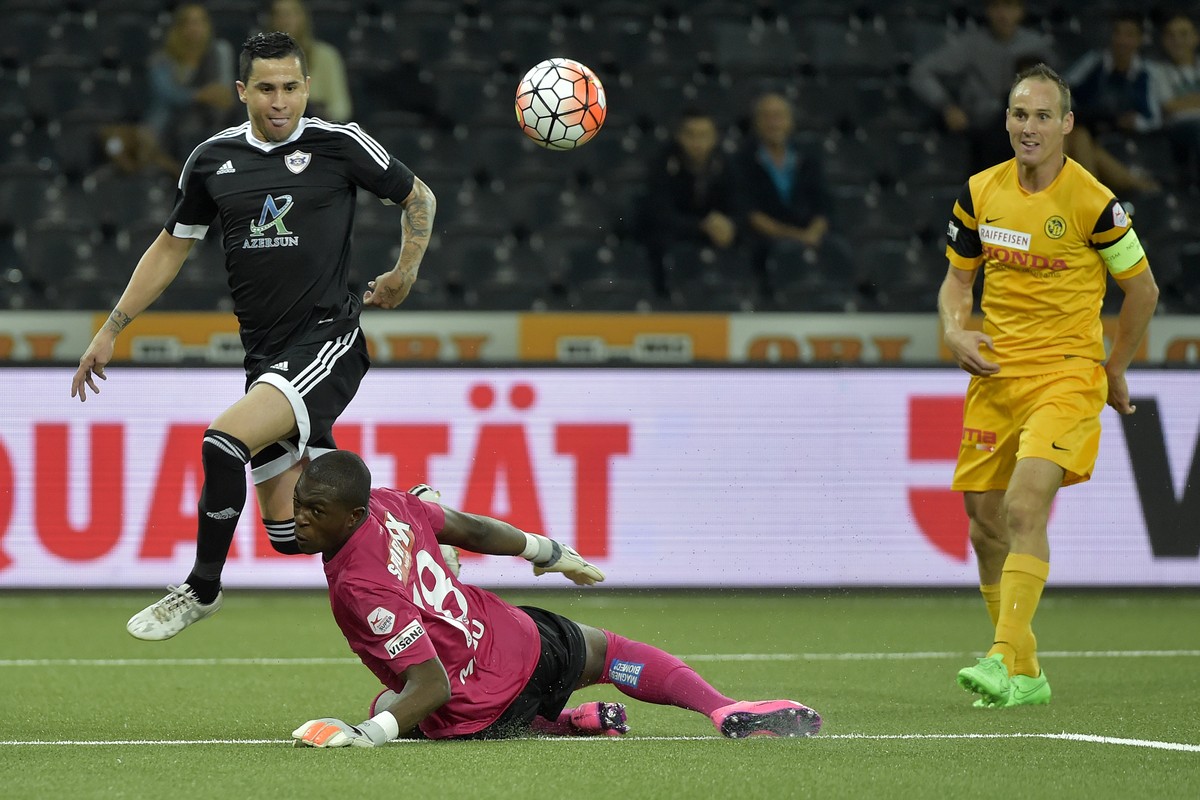 Qarabag's Reynaldo Silva, left, YB's Steve von Bergen and Goalkeeper Yvon Mvogoright, from right, during the UEFA Europa League play-off first leg match between Switzerland’s BSC Young Boys  ...