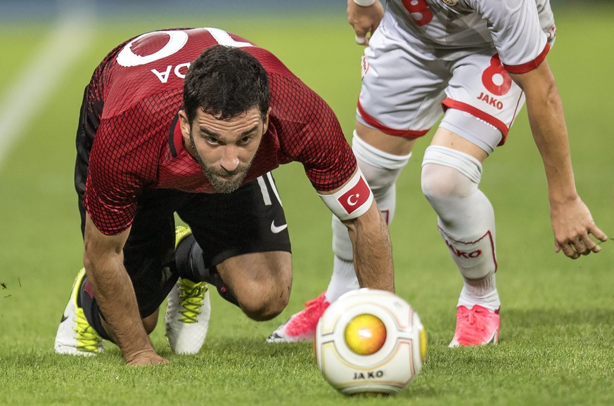 epa06013417 A picture made available on 06 June 2017 of Turkey&#039;s Arda Turan (L) in action against Macedonia&#039;s Ezdzan Alioski (R) during the international friendly soccer match between Macedo ...