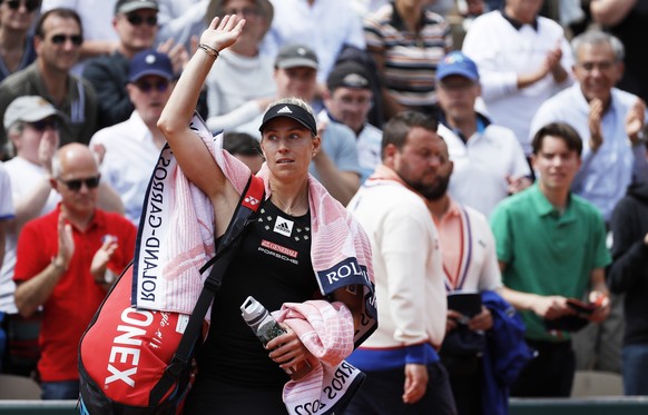 epa09979831 Angelique Kerber of Germany waves as she leaves the court after loosing  celebrates after winning the women's third round match against Aliaksandra Sasnovich of Belarus during the French Open tennis tournament at Roland Garros in Paris, France, 27 May 2022.  EPA/CHRISTOPHE PETIT TESSON