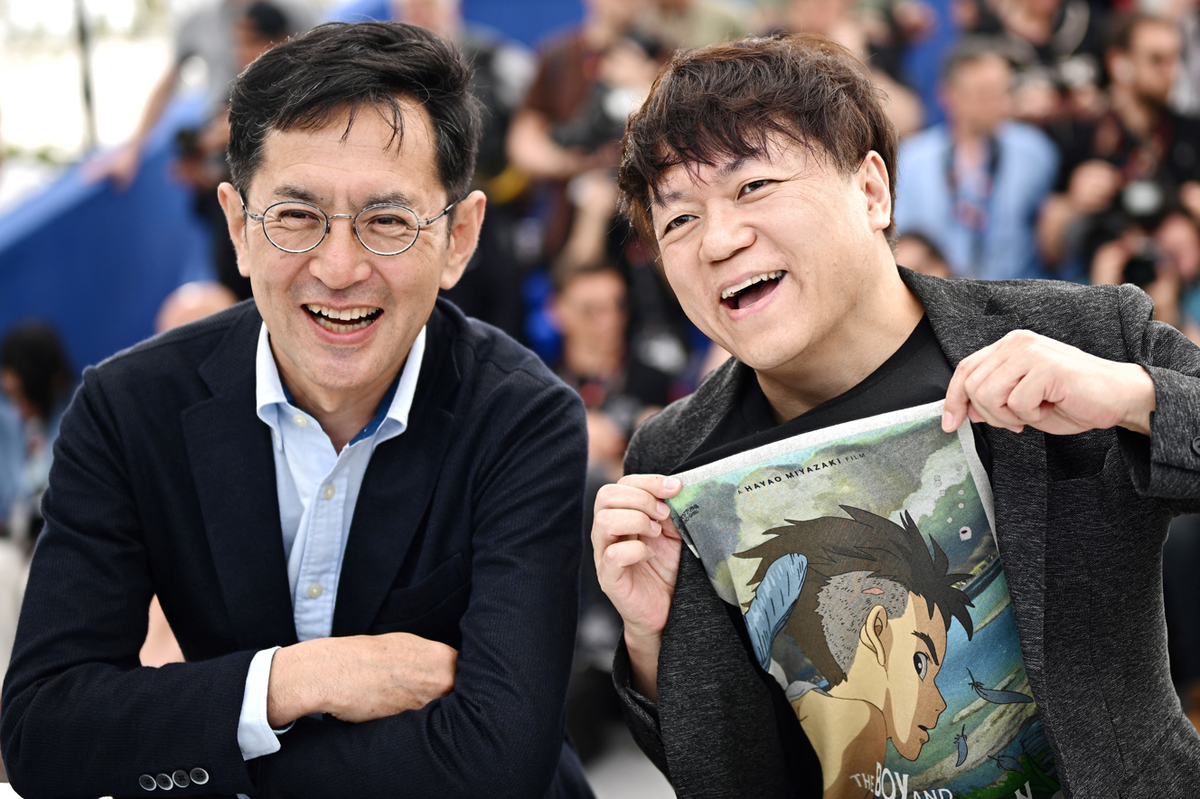 A gauche, le réalisateur japonais et directeur du développement créatif du parc Ghibli, Goro Miyazak et à droite, Kenichi Yoda.