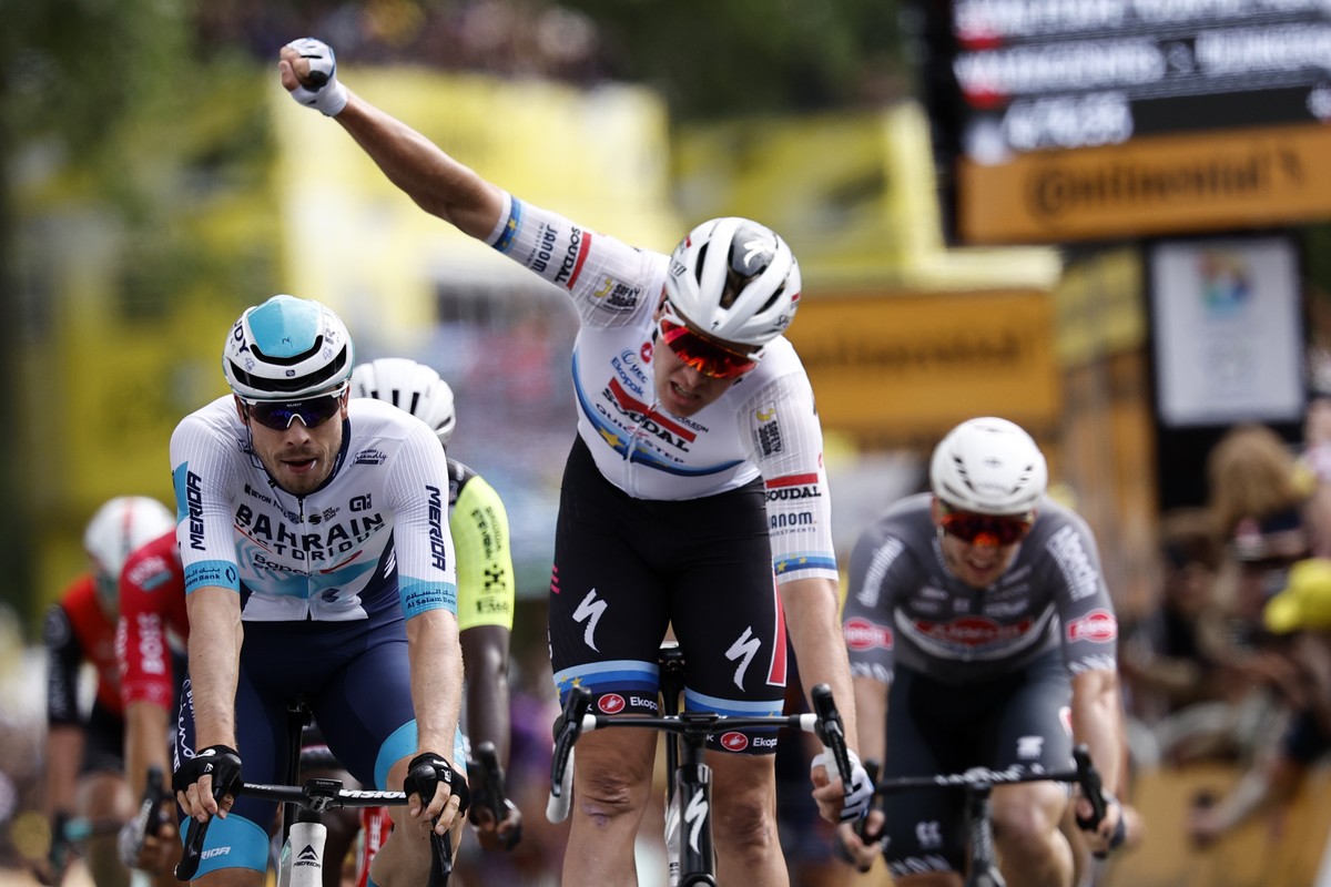 epa12222716 Belgian rider Tim Merlier of Soudal Quick-Step team celebrates his victory in the 3rd stage of the Tour de France cycling race over 178.3km from Valenciennes to Dunkerque, France, 07 July  ...