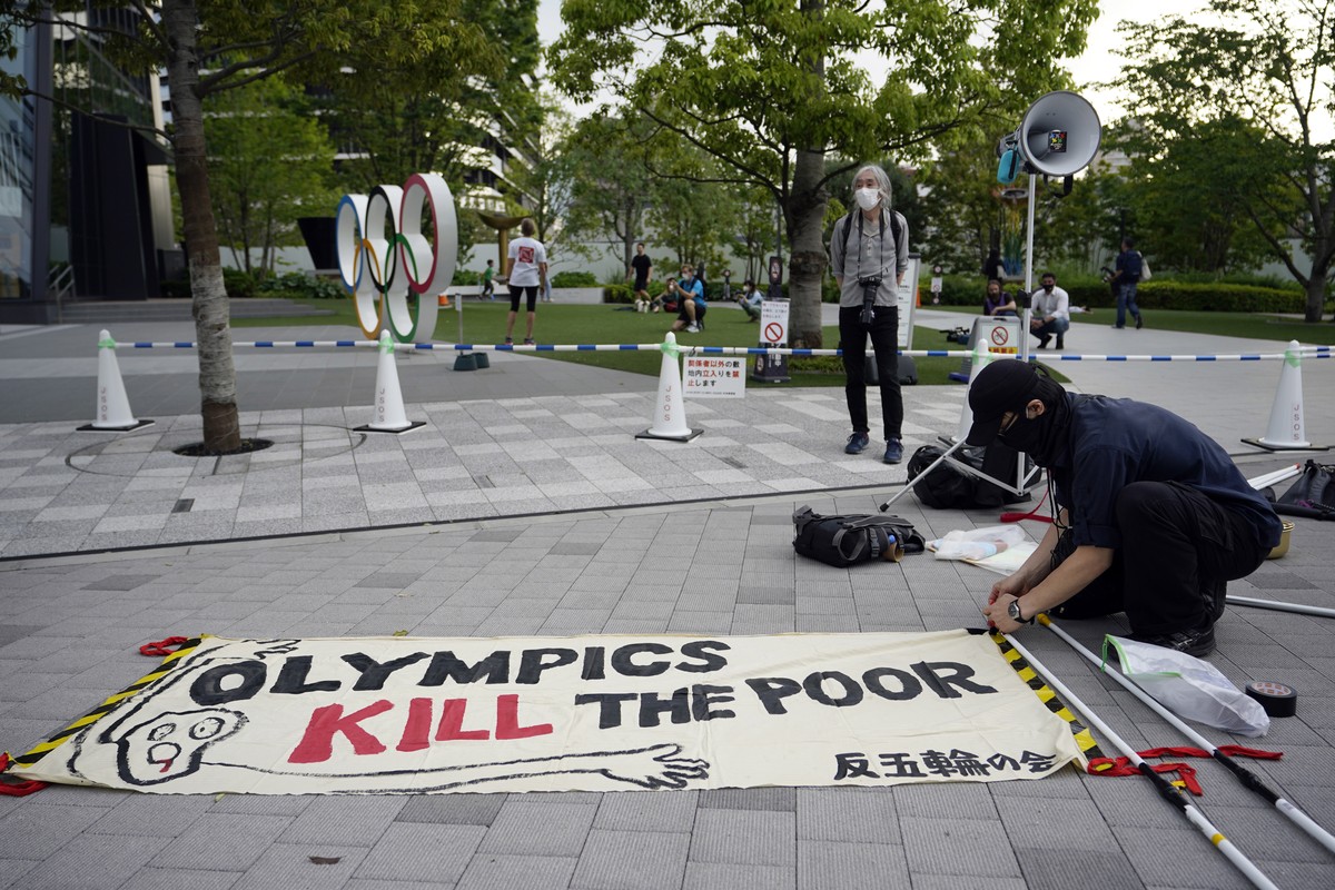 epa09186978 Anti-Olympic Games protesters prepare a banner near the National Stadium during an Athletics test event entitled 'READY STEADY TOKYO-Athletics' at the National Stadium in Tokyo,  ...