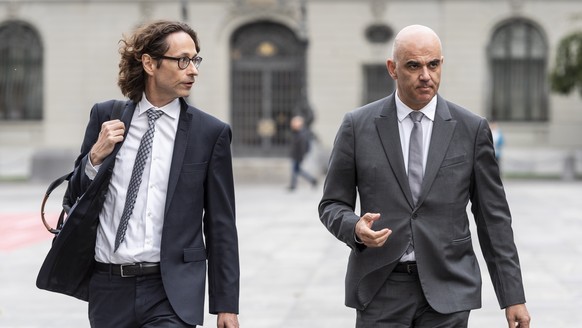Bundesrat Alain Berset, rechts, schreitet mit seinem Kommunikationschef Peter Lauener zur Medienkonferenz, an welcher er im Anschluss an die Sitzung des Bundesrates die Eroerterungen der Regierung zur ...