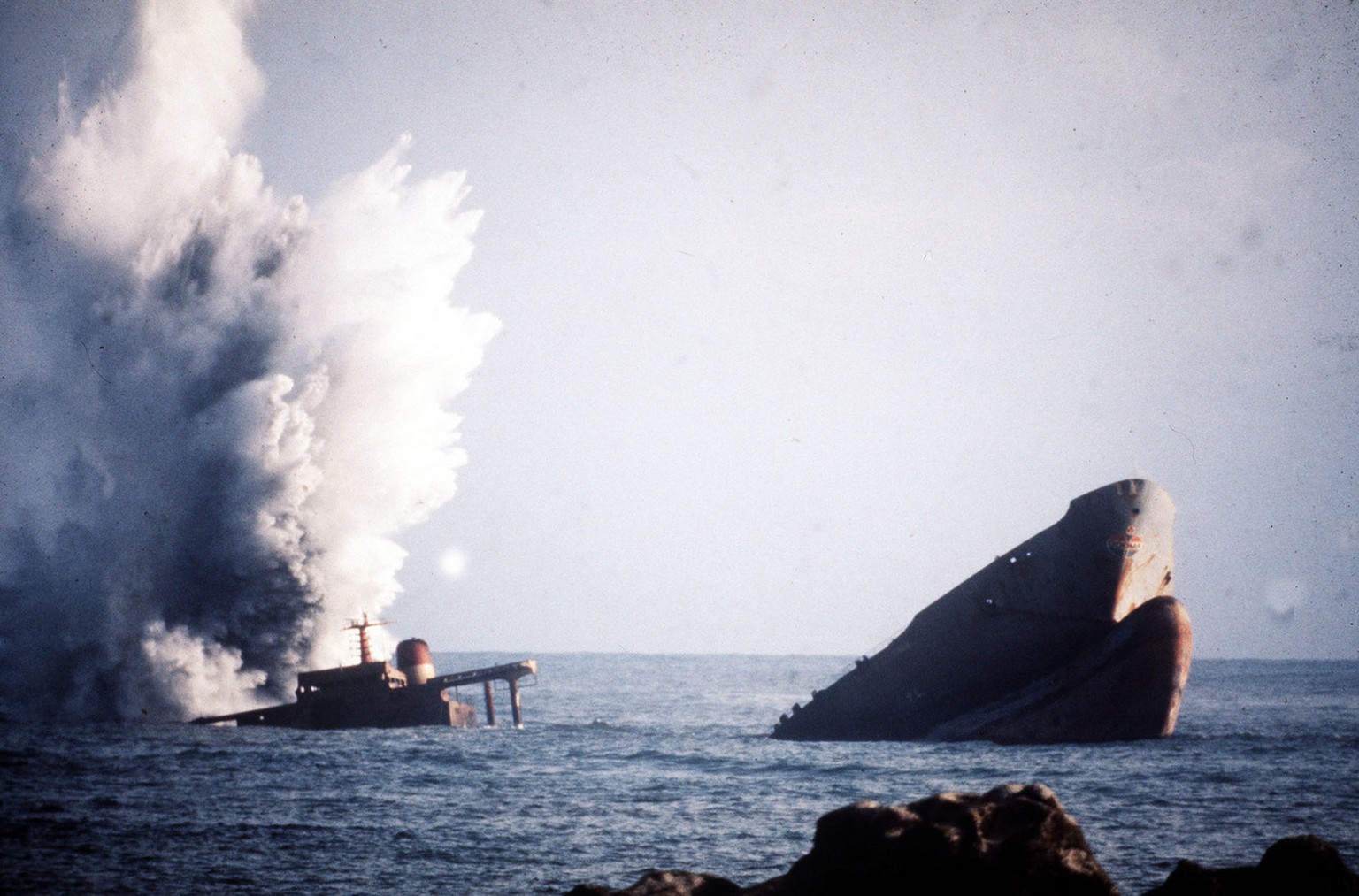 Der Öltanker der US-amerikanischen Amoco Oil Corporation fuhr unter liberianischer Flagge. Am 16. März 1978 fiel die Ruderanlage aus und die «Amoco Cadiz» kollidierte mit einem Felsen an der bretonisc ...