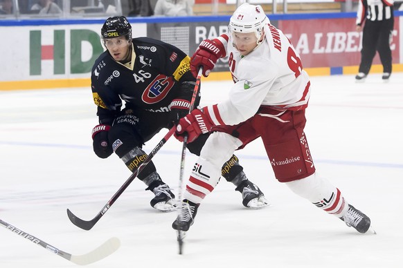 Gotterons Matthias Rossi, links, und Lausannes Ronalds Kenins, rechts, kaempfen um den Puck, beim Eishockey Meisterschaftsspiel der National League A zwischen den HC Fribourg Gotteron und dem Lausanne ...