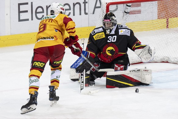 Berns Torhueter Philip Wuethrich, rechts, im Duell mit Langnaus Brian Zanetti im Eishockey Spiel der National League zwischen dem SC Bern und den SCL Tigers, am Freitag 22. September 2023, in der Post ...