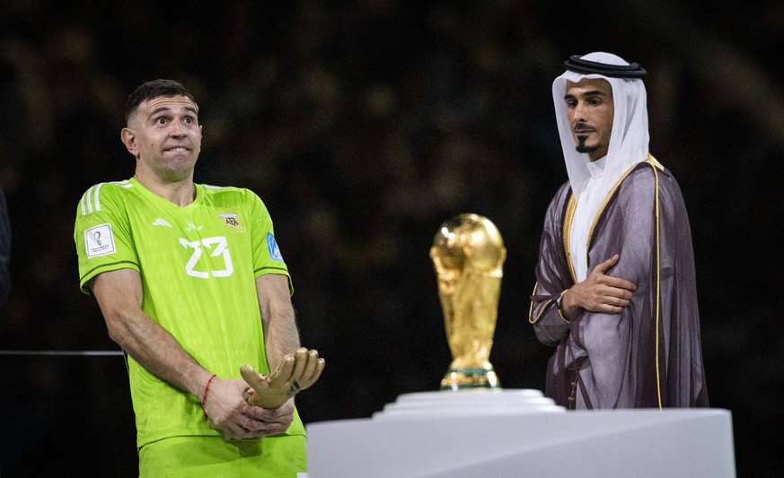 Doha, Qatar. 18th Dec, 2022. Torwart Emiliano Martinez Arg celebrates with the golden glove award Argentina - France Final Match Argentinien - Frankreich World Cup 2022 in Qatar 18.12.2022 *** Doha, Q ...