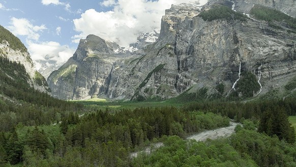 Rauszeit Herbsttäler Schweiz Das Gasterntal bei Kandersteg mit dem Kanderfluss im Herbst.