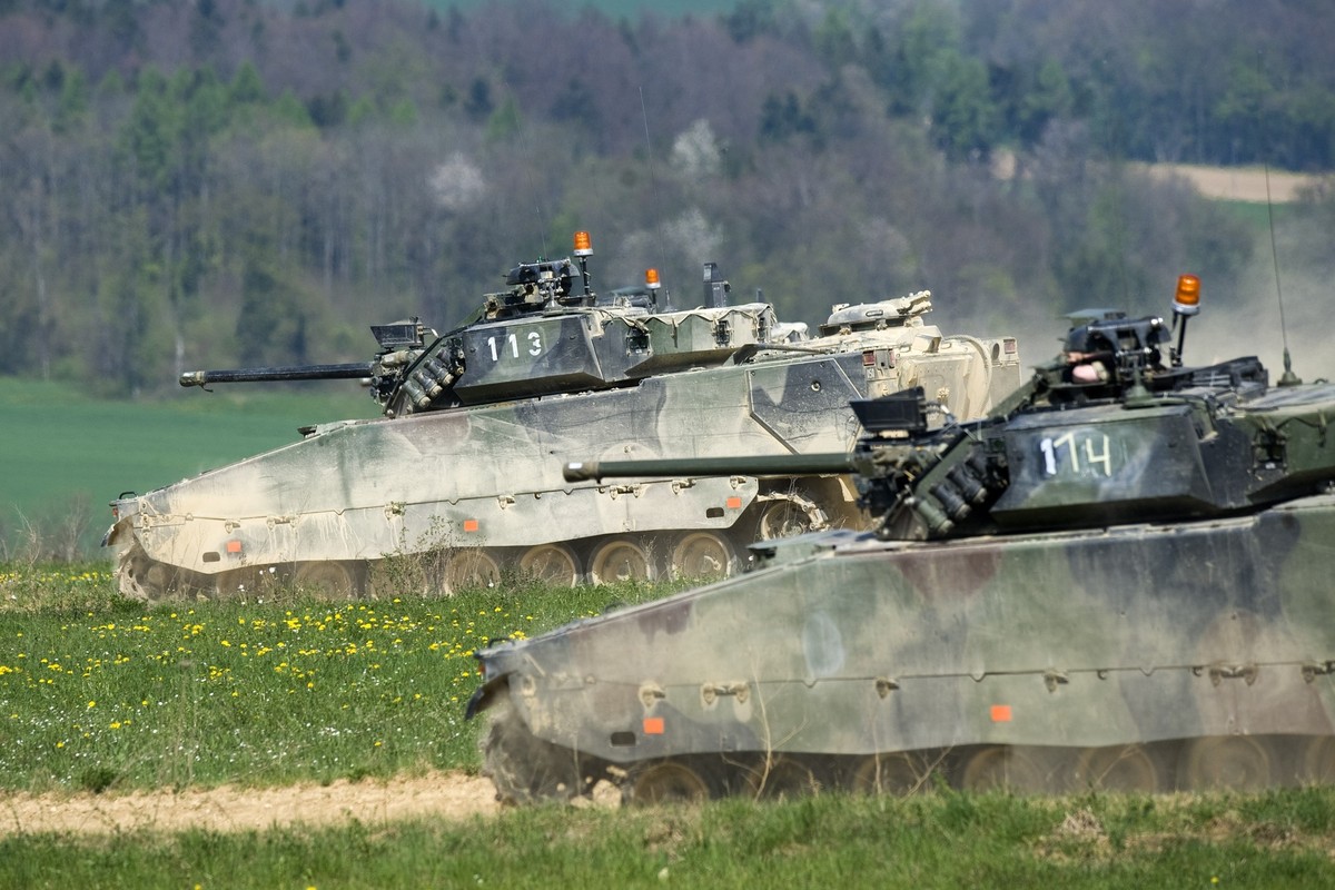 Deux chars blindes, vehicule de combat 90 (CV90), de l'armee suisse effectuent un exercice lors du cour de repetition du bat gren chars 18 de la brigade blindee 1, brbl1, ce mardi 27 avril sur la ...