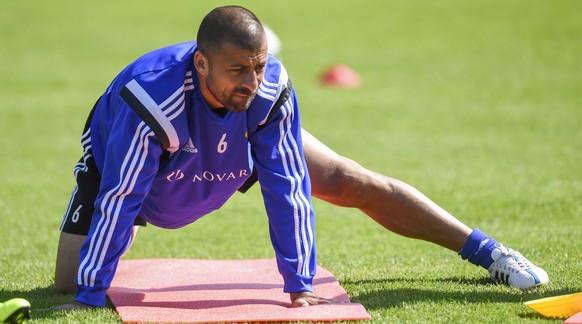 Typ Walter Samuel. Ich kann noch laufen, aber mit dem Rollator bin ich schneller. Ich bin wie Stallone und überlebe hauptsächlich dank Instinkt und meiner Erfahrung. 02.07.2015; Rottach-Egern; Fussball Super League - Trainingslager FC Basel; Walter Samuel (Basel) (Andy Mueller/freshfocus)
