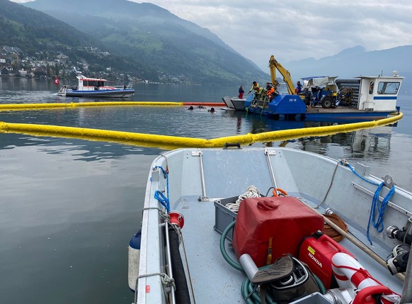 HANDOUT - Der im Zugersee vermisste Mann sowie das Boot sind am Dienstag, 12. Oktober 2021, bei Walchwil geborgen worden. An der anspruchsvollen Bergung waren viele verschiedene Spezialisten beteiligt ...