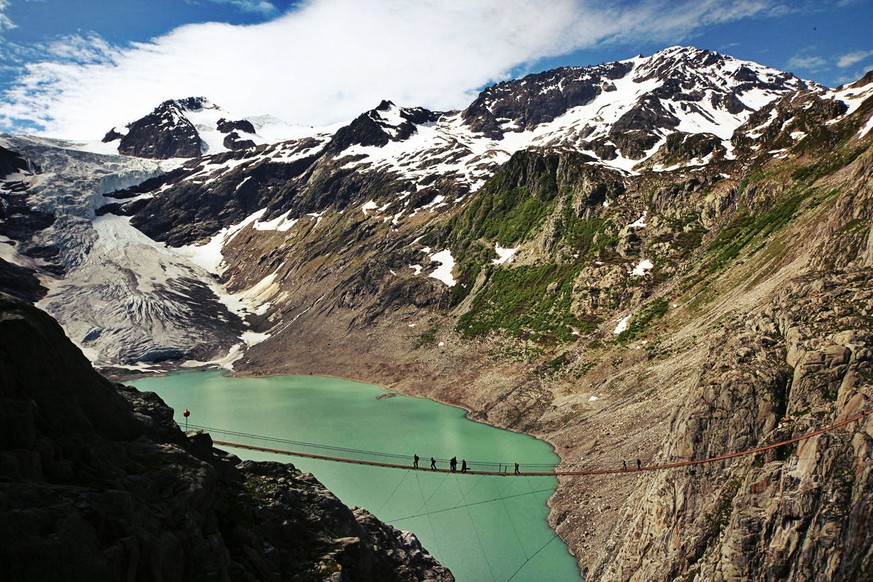 Die Brücke überquert den See des Triftgletschers.