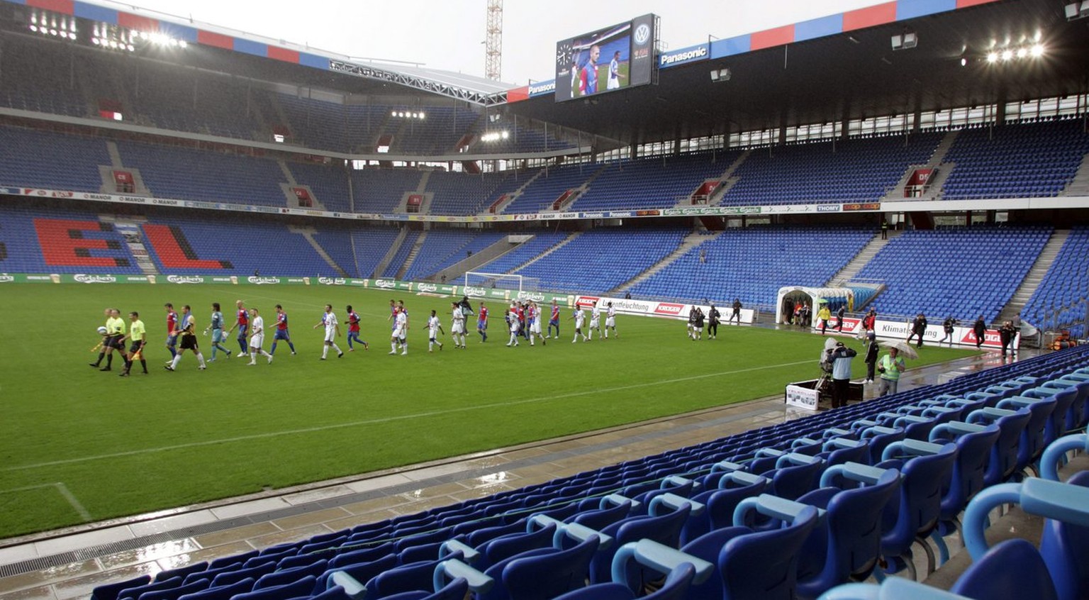 Die Mannschaften laufen ins leere Stadion ein beim Meisterschaftsspiel der Super League zwischen dem FC Basel und dem Grasshopper-Club Zuerich am Samstag, 5. August 2006 im St. Jakob Park in Basel. De ...