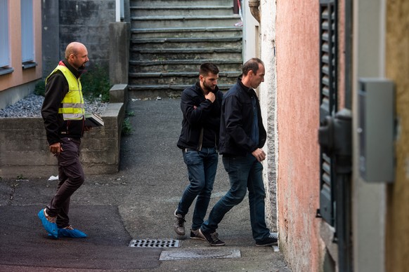 Untersuchungsbeamte der Tessiner Polizei betreten die Asylunterkunft in Brissago.