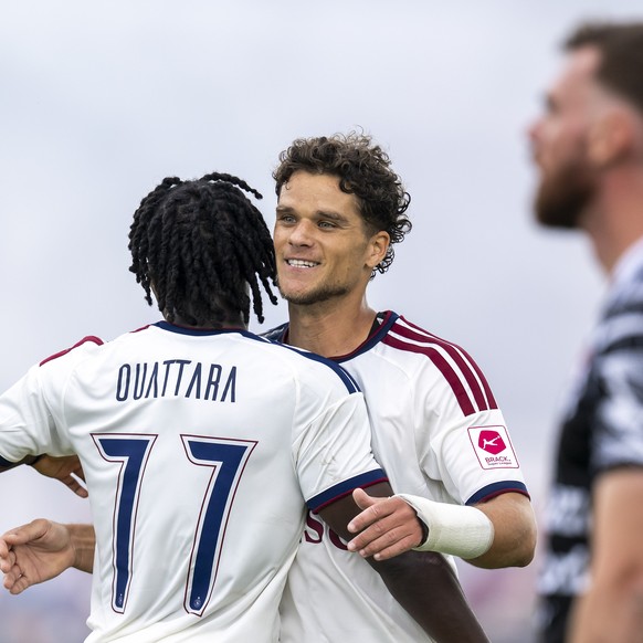 David Douline (SFC), centre, et Tiemoko Ouattara (SFC), gauche, laissent eclater leur joie devant Maxime Brenet le gardien du (FC Bavois), droite, lors de la rencontre de 32eme de finale de la coupe d ...