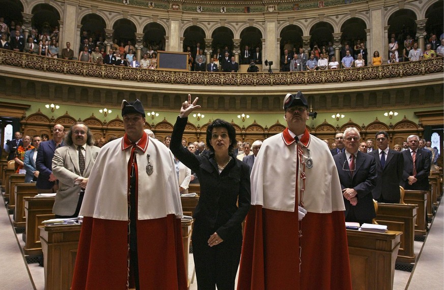 Die Aargauerin Doris Leuthard legt am Mittwoch, 14. Juni 2006, im Bundeshaus in Bern als neugewaehlte Bundesraetin den Eid ab. Leuthard wurde mit 133 von 234 gueltigen Stimmen von der Vereinigten Bund ...